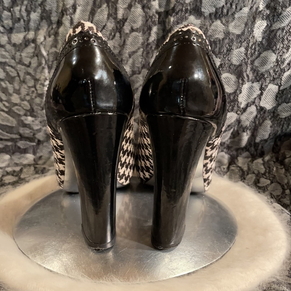 TAHARI | Avenue style Houndstooth Pattern Stunning Heels - Picture 3 of 15